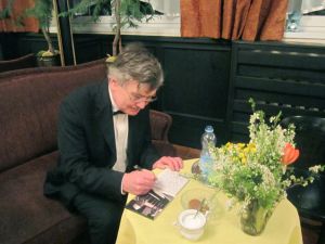 Eugen Indjic dedicates his CD of works by F. Chopin the Parlour of Four Muses .    Photo by Jolanta Nitka.